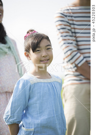 微笑む女の子 45220303