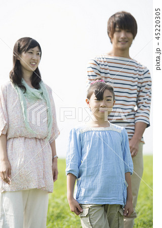 草原で微笑む家族 45220305