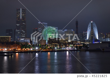 横浜みなとみらいの夜景 【曇り日】 大さん橋より全景の写真素材 