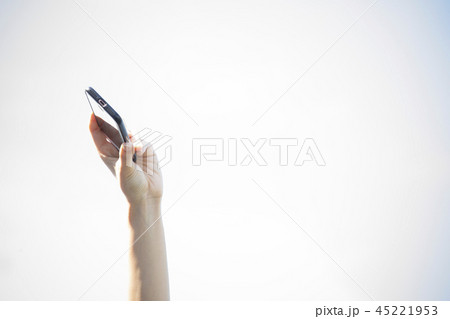 スマートフォンを掲げる手 スマートフォンを掲げる手 45221953
