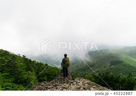 頂上で下を見下ろす登山者 頂上で下を見下ろす登山者 45222987