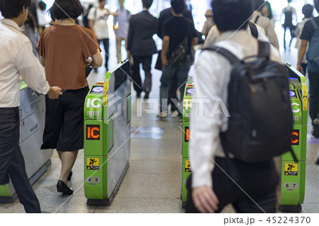 バス　改札　券売機　特急券　購入　現金　JR 45224370