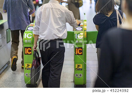バス　改札　券売機　特急券　購入　現金　JR 45224392