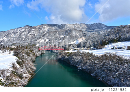 雪景色の神通峡と観光橋 45224982