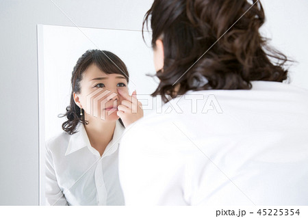 目の下を気にする女性（困る） 45225354