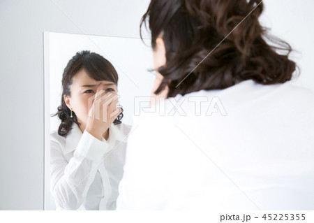 眉間を気にする女性(困る) 眉間を気にする女性(困る) 45225355