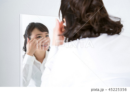 眉を見る女性（笑顔） 45225356