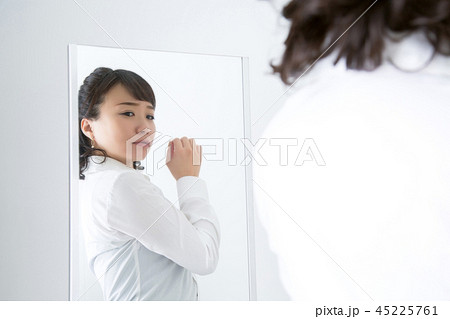 鏡で体型をチェックする女性（困る） 45225761