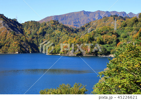 秋晴れの田子倉湖と鬼ヶ面山ー田子倉ダムから 福島県只見町 秋晴れの田子倉湖と鬼ヶ面山ー田子倉ダムから 福島県只見町 45226621