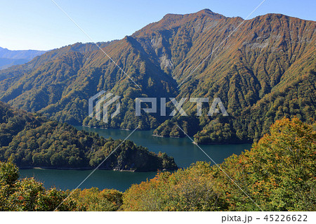 秋の田子倉湖と前毛猛山ー六十里越峠開通記念碑から　新潟県魚沼市 45226622