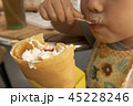 クレープを食べる子供 45228246