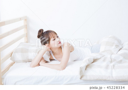 寝起きの女性 45228334