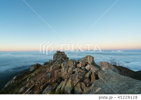 背景 素材 自然 山の風景 雲海 日の出 夜明け 地平線の写真素材