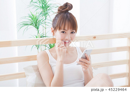 スマホをさわる女性 45229464