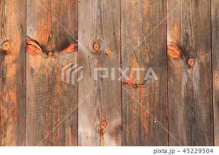 木目が浮き出た古い外壁の板の写真素材