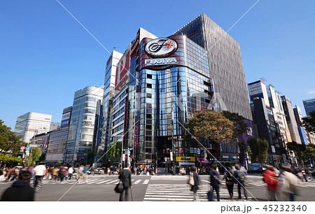 日本の東京都市景観  数寄屋橋の交差点など、街並みを望む 45232340