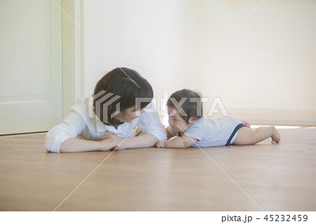 ずり這いする赤ちゃん ずり這いする赤ちゃん 45232459