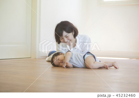 ずり這いする赤ちゃん ずり這いする赤ちゃん 45232460