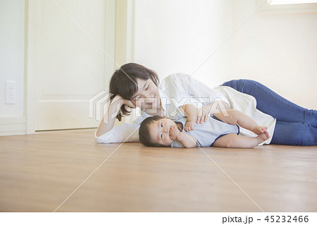 ずり這いする赤ちゃん 45232466