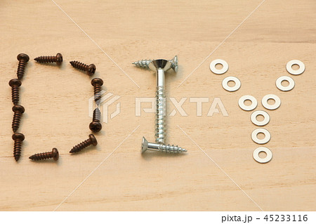金物(ねじ・ワッシャー)で板の上に描いた「DIY」の文字。 45233116