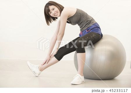 バランスボール　女性　フィットネス 45233117