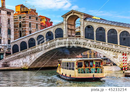 Rialto bridge and vaporetto in Venice, Italy 45233254