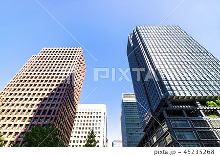 高層ビルを見上げるオフィス街の風景 高層ビルを見上げるオフィス街の風景 45235268