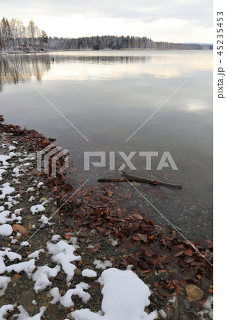 北海道　幌加内　晩秋の朱鞠内湖 45235453