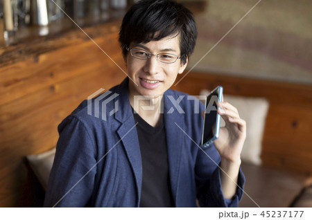 カフェで仕事をするカジュアル男性 45237177