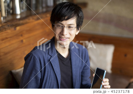 カフェで仕事をするカジュアル男性 45237178