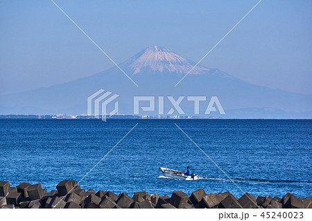 静岡県　駿河湾の蜃気楼と富士山 45240023