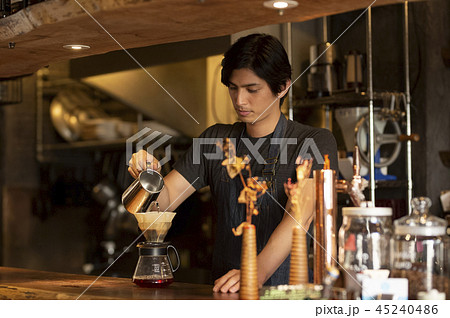 カウンターでハンドドリップする男性店員 カウンターでハンドドリップする男性店員 45240486