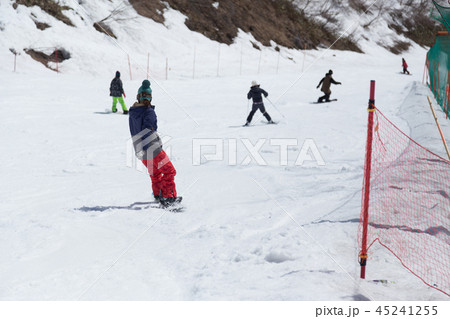 スノーボードをする女性 スノーボードをする女性 45241255