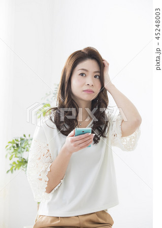 スマホを見る女性　 45248003
