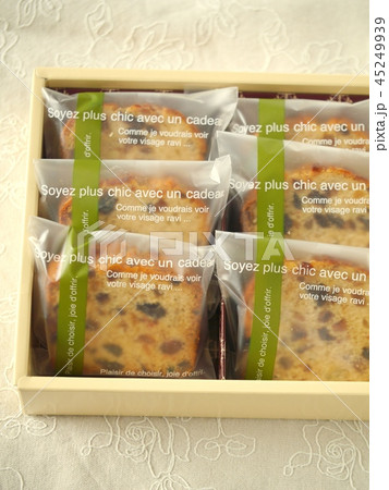 フルーツパウンドケーキ　ギフトイメージ　（ハイアングル） 45249939