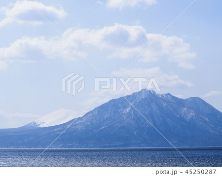 樽前山と溶岩ドームと風不死岳の裾野 45250287