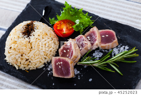 Tuna Tataki garnished with rice Tuna Tataki garnished with rice 45252023