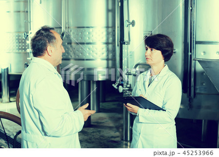 Ordinary wine maker shows to expert equipment Ordinary wine maker shows to expert equipment 45253966