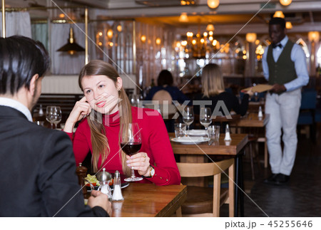 Woman with male colleague in restaurant 45255646