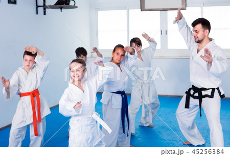 Young teenagers are repeating for the coach 45256384