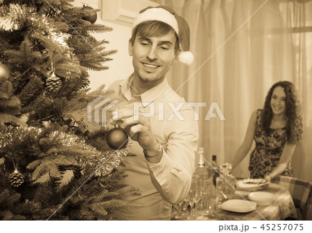 Happy couple preparing for Christmas together 45257075
