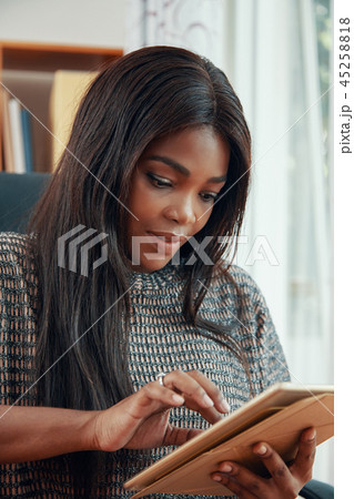 Beautiful black businesswoman using tablet 45258818