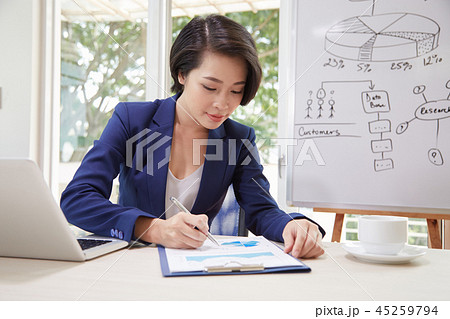 Businesswoman preparing for presentation 45259794