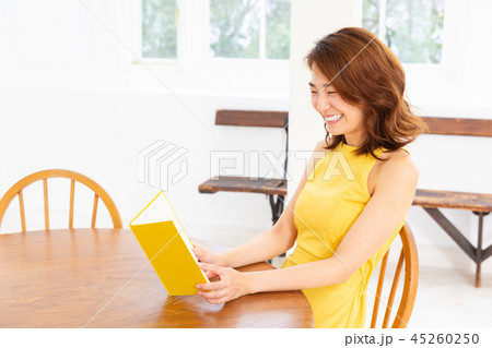 本を読む女性 本を読む女性 45260250