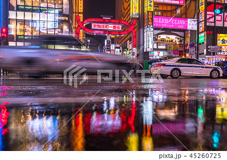 《東京都》東京梅雨イメージ・新宿の雨夜景 45260725