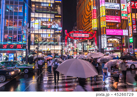 東京都 東京梅雨イメージ 新宿の雨夜景の写真素材