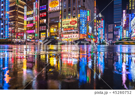 《東京都》東京梅雨イメージ・新宿の雨夜景 45260752