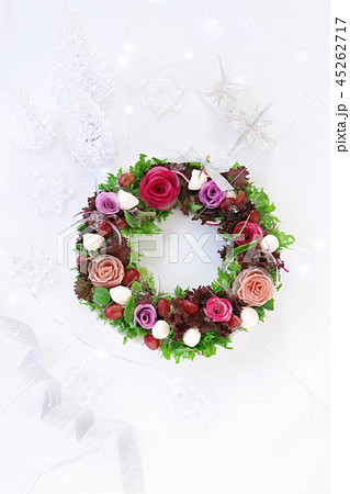 クリスマス ローズリースサラダの写真素材