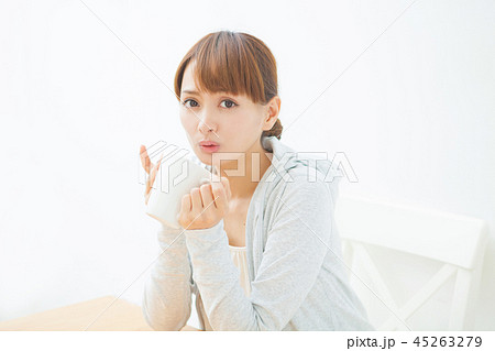 温かい飲み物を飲む女性 温かい飲み物を飲む女性 45263279