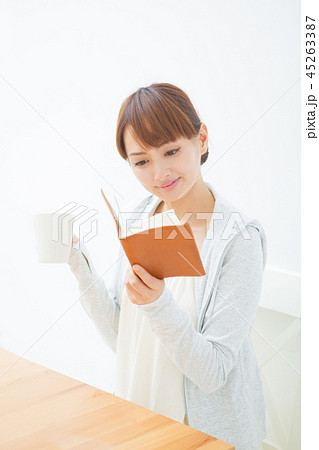 女性　読書　コーヒー 45263387